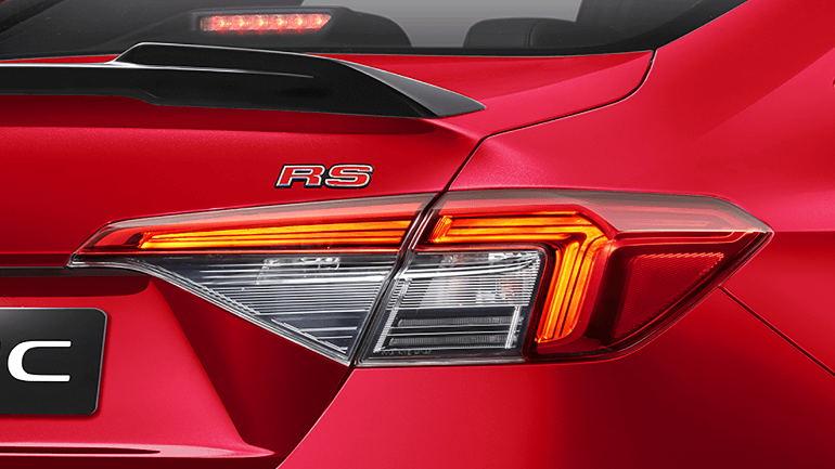 Cụm đèn hậu LED với thiết kế đa chiều sắc sảo giúp tăng khả năng nhận diện trong đêm