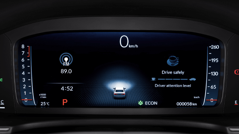 Cụm đồng hồ thông số điện tử 10.2 inch hiển thị màu sắc nét và được bố trí thuận tiện với tầm mắt người lái (RS). Bảng đồng hồ trung tâm có thể tùy chọn hiển thị thông tin bài nhạc, tình trạng cửa, thông số hành trình,… qua nút bấm trên vô-lăng, đảm bảo sự tiện lợi mà vẫn giữ được sự tập trung tối đa khi cầm lái.